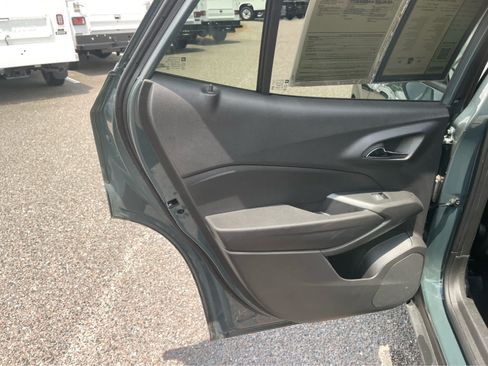 Used 2025 Chevrolet Trax LT FWD image 18