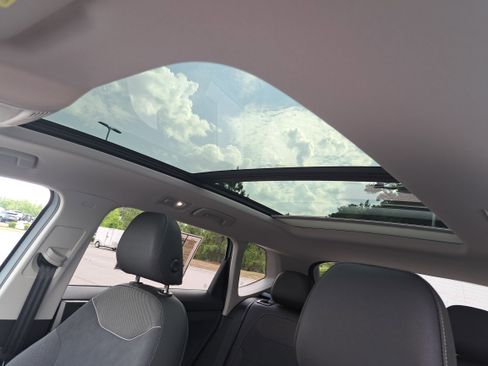 Used 2025 Volkswagen Taos SE AWD/4WD image 27