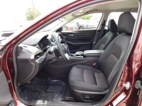Used 2024 Nissan Altima 2.5 SV FWD image 14