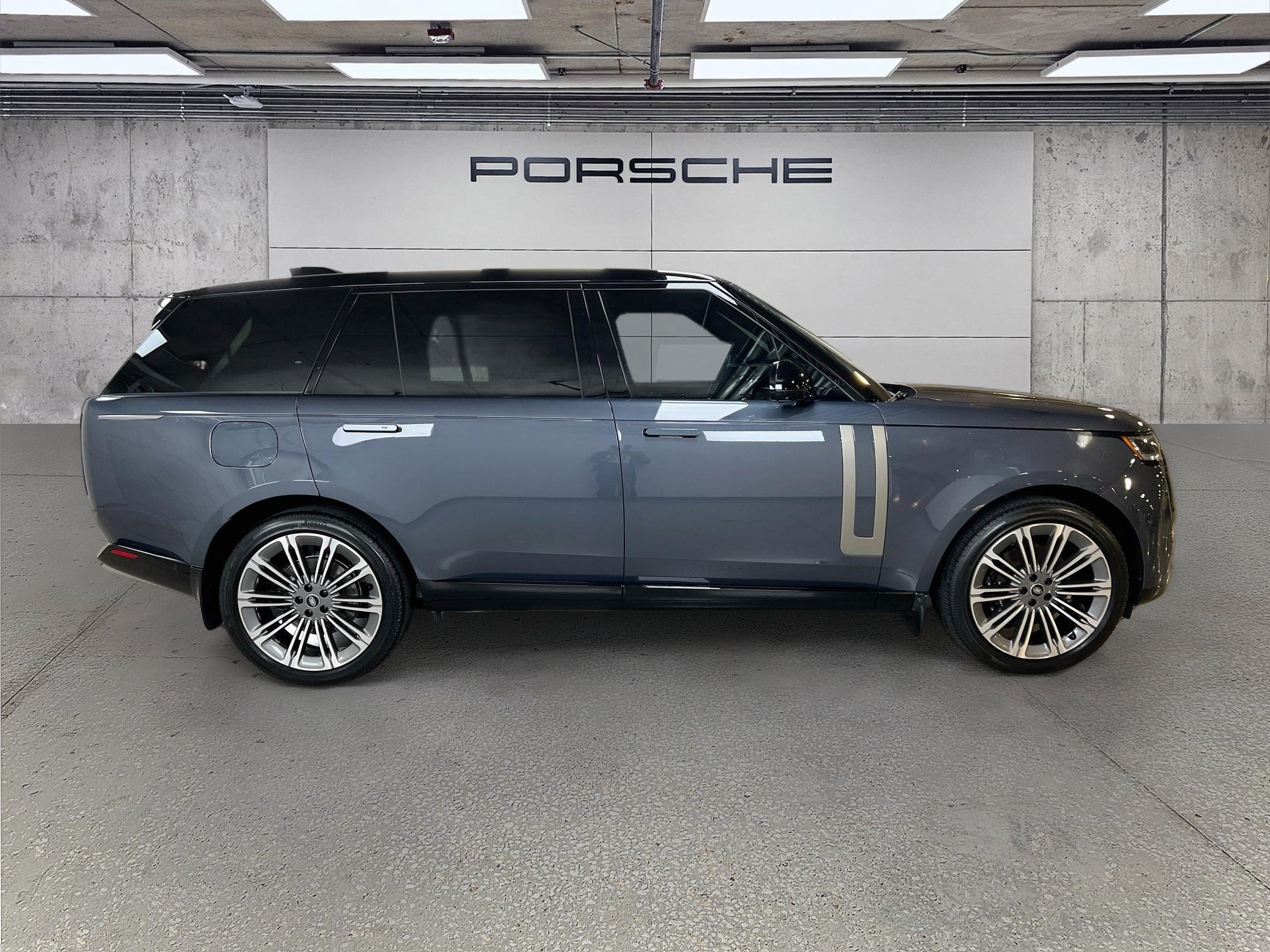 Used 2025 Land Rover Range Rover Long Wheelbase SE AWD/4WD image 8
