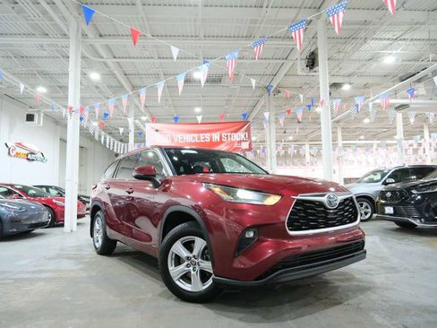 Used 2021 Toyota Highlander LE image 2