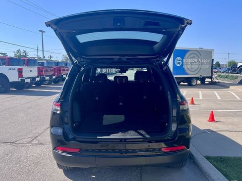 Used 2023 Jeep Grand Cherokee Altitude AWD/4WD image 15