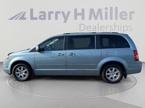 Used 2010 Chrysler Town & Country Touring FWD image 3