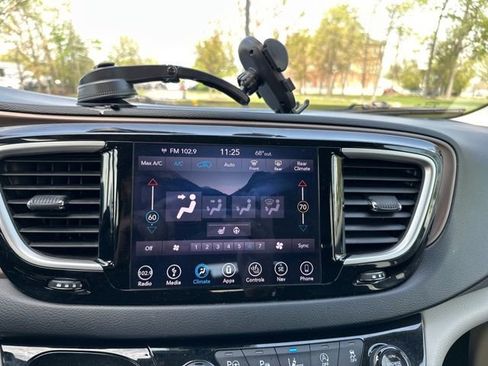 Used 2019 Chrysler Pacifica Touring-L w/ Advanced Safetytec Group image 10