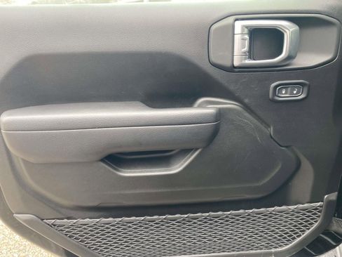 Used 2025 Jeep Wrangler Sport image 12