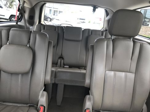 Used 2016 Chrysler Town & Country Touring image 16