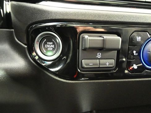 Used 2025 Chevrolet Silverado 1500 LTZ AWD/4WD image 31