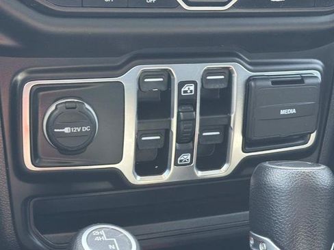 Used 2021 Jeep Gladiator Sport AWD/4WD image 16