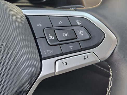 Certified 2025 Volkswagen Atlas SE FWD image 28