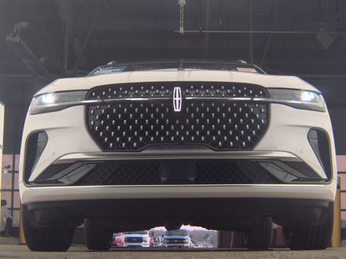 Used 2025 Lincoln Nautilus Reserve AWD/4WD image 3