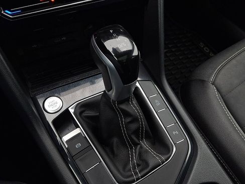 Certified 2025 Volkswagen Taos SE image 15