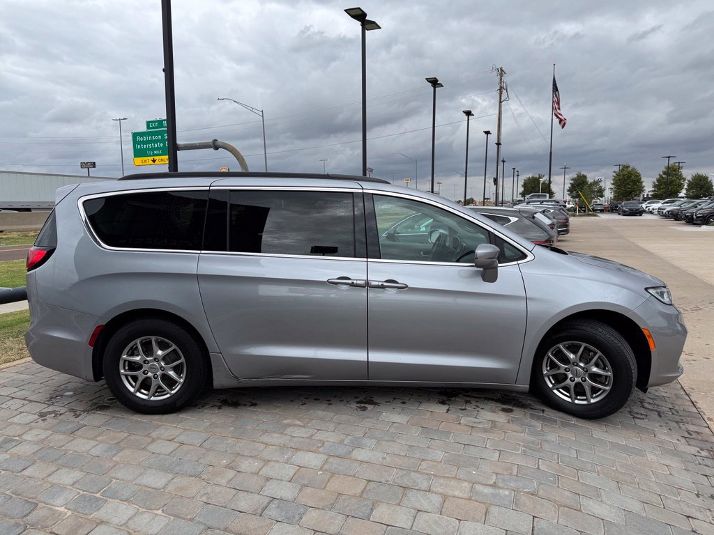 Used 2021 Chrysler Pacifica Touring FWD image 6