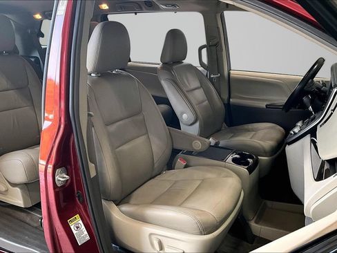 Used 2017 Toyota Sienna XLE w/ XLE Navigation Package FWD image 29