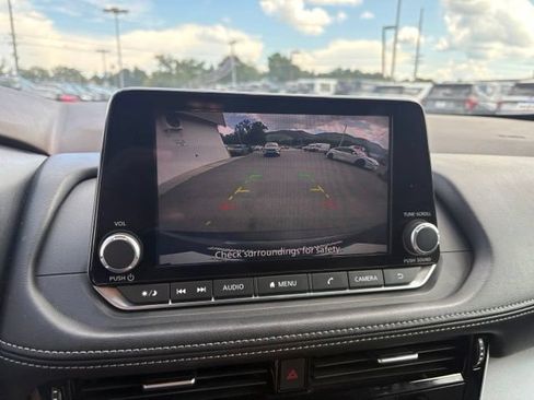 Used 2022 Nissan Rogue SV FWD image 5