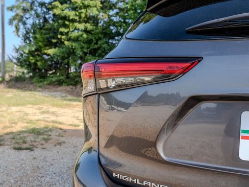 Used 2020 Toyota Highlander XLE FWD image 10