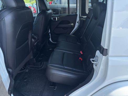 Used 2018 Jeep Wrangler Unlimited Sahara AWD/4WD image 10