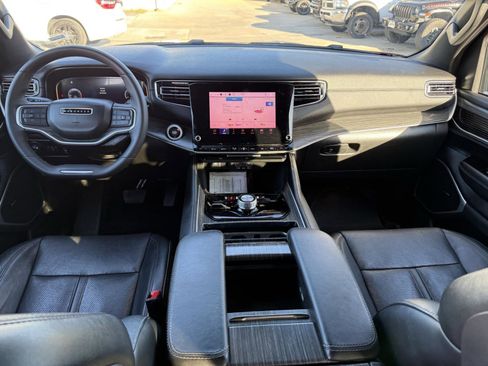 Used 2023 Jeep Wagoneer L Series II image 19