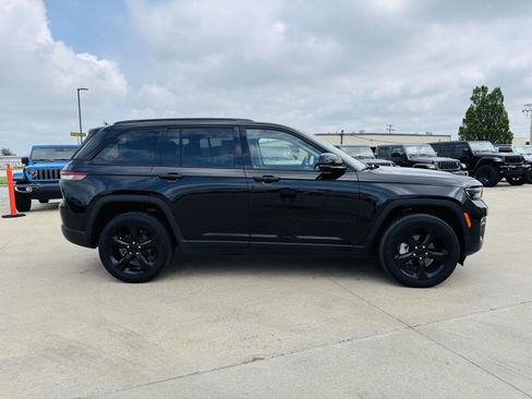 Used 2023 Jeep Grand Cherokee Limited w/ Black Appearance Package AWD/4WD image 40
