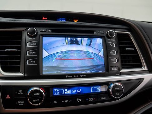 Used 2019 Toyota Highlander SE image 25