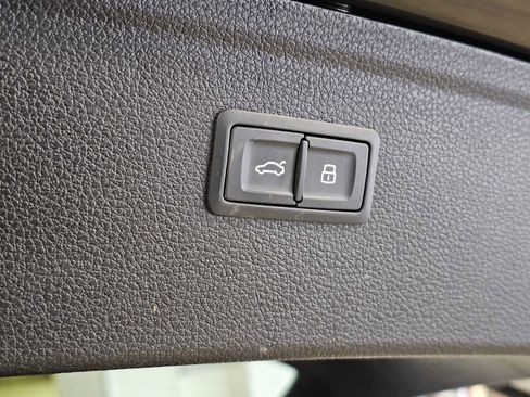 Used 2021 Audi Q5 e Premium Plus w/ Premium Plus Package image 17