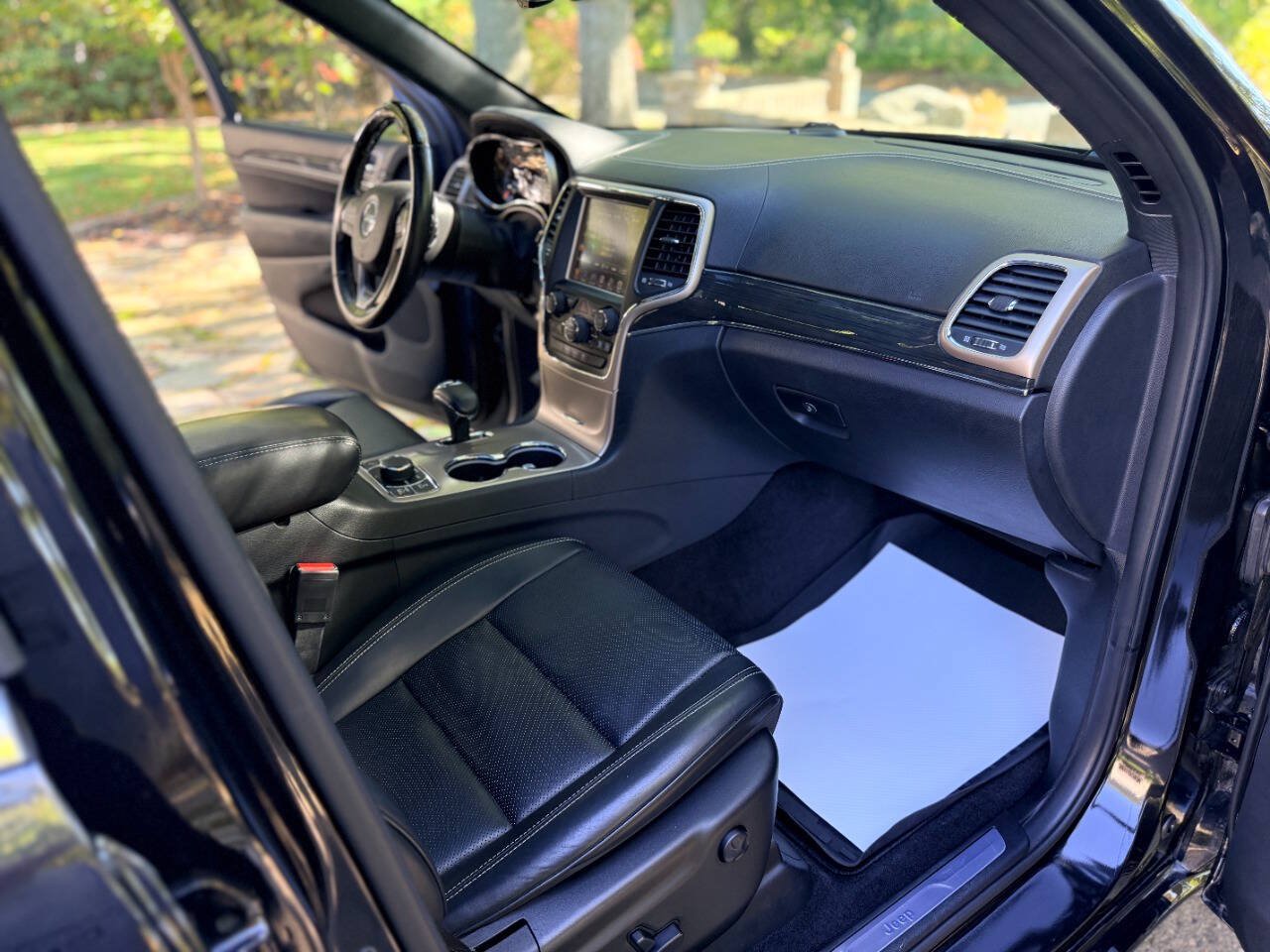 Used 2015 Jeep Grand Cherokee Overland AWD/4WD image 14