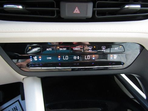 Used 2023 Buick Envision Avenir image 16