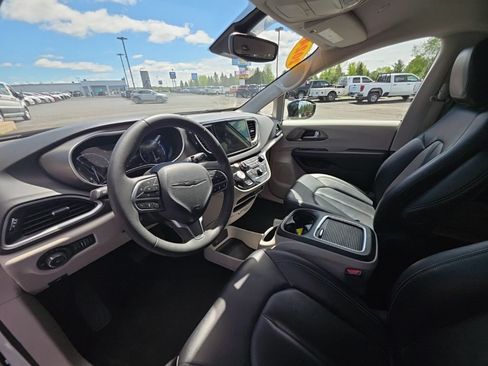 Used 2024 Chrysler Pacifica Touring-L FWD image 23