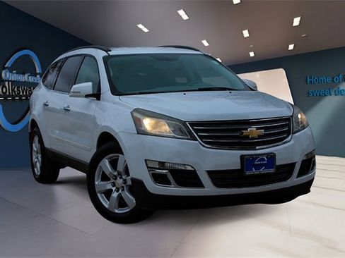Used 2016 Chevrolet Traverse LT w/ Style and Technology Package image 3
