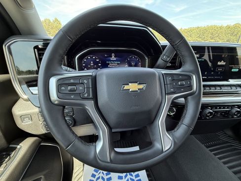 Used 2025 Chevrolet Silverado 2500 LT w/ Convenience Package AWD/4WD image 17