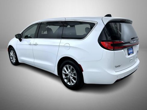 Certified 2026 Chrysler Pacifica Limited FWD image 7