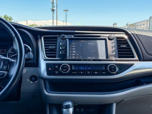 Used 2017 Toyota Highlander XLE AWD/4WD image 12