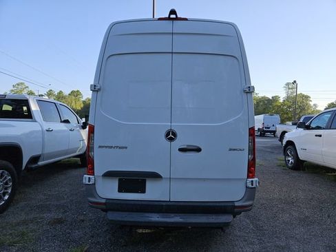 Used 2022 Mercedes-Benz Sprinter 2500 image 8