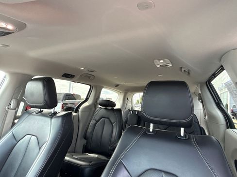 Used 2023 Chrysler Pacifica Touring-L AWD/4WD image 23