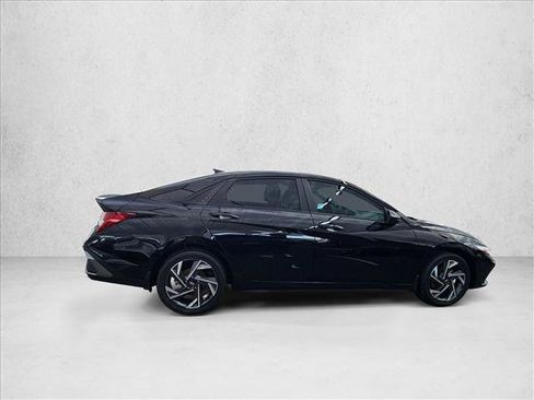Used 2025 Hyundai Elantra SEL FWD image 4