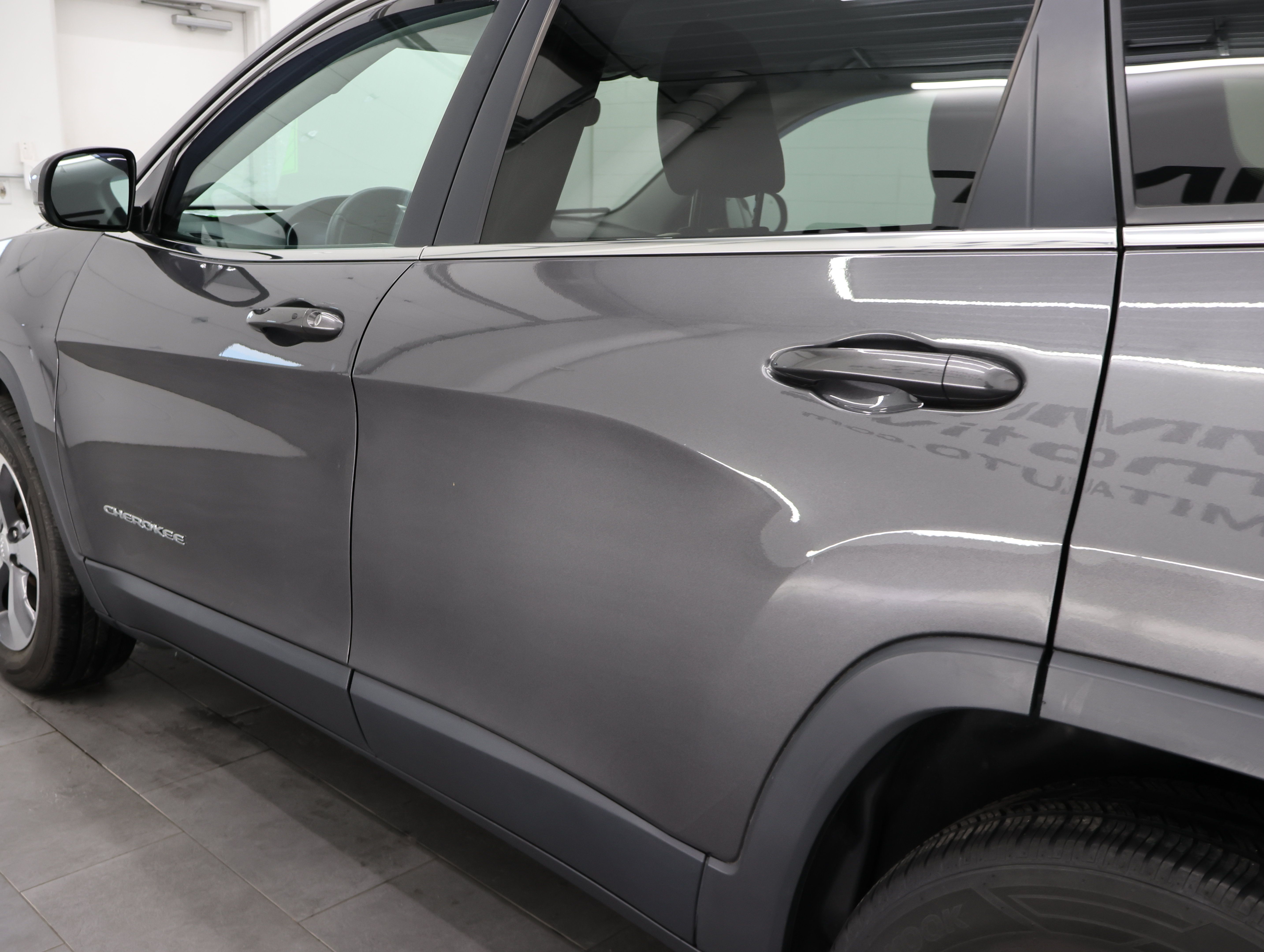 Used 2019 Jeep Cherokee Limited w/ Trailer Tow Group AWD/4WD image 31