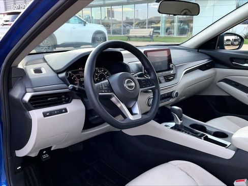 Used 2025 Nissan Altima 2.5 SV FWD image 15
