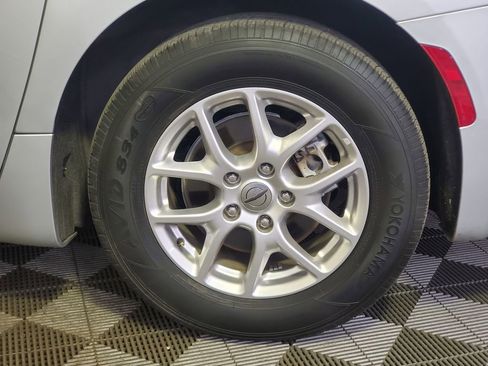 Used 2023 Chrysler Pacifica Touring-L FWD image 7
