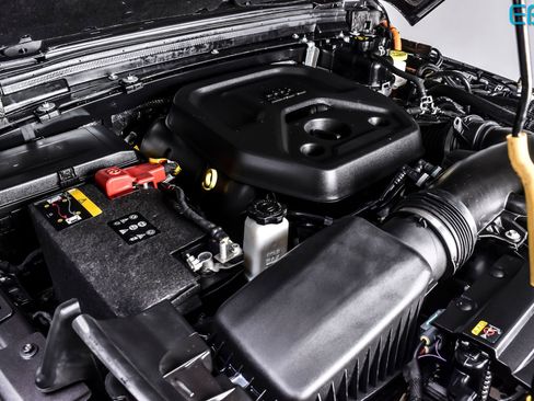 Used 2025 Jeep Wrangler Unlimited Sahara w/ Safety Group image 13