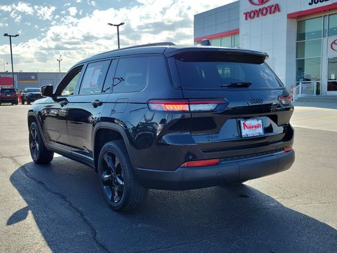 Used 2023 Jeep Grand Cherokee L Laredo image 3