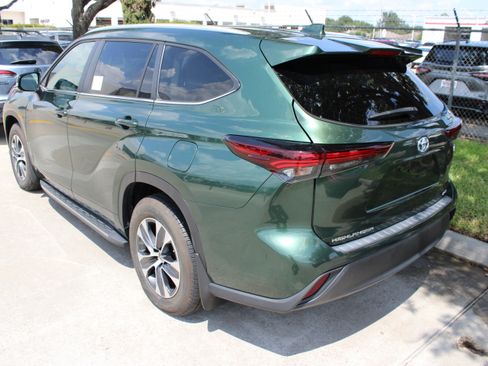 Used 2024 Toyota Highlander XLE FWD image 6