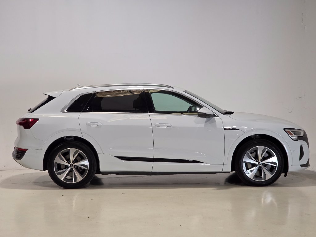Used 2024 Audi Q8 e-tron Premium Plus AWD/4WD image 4
