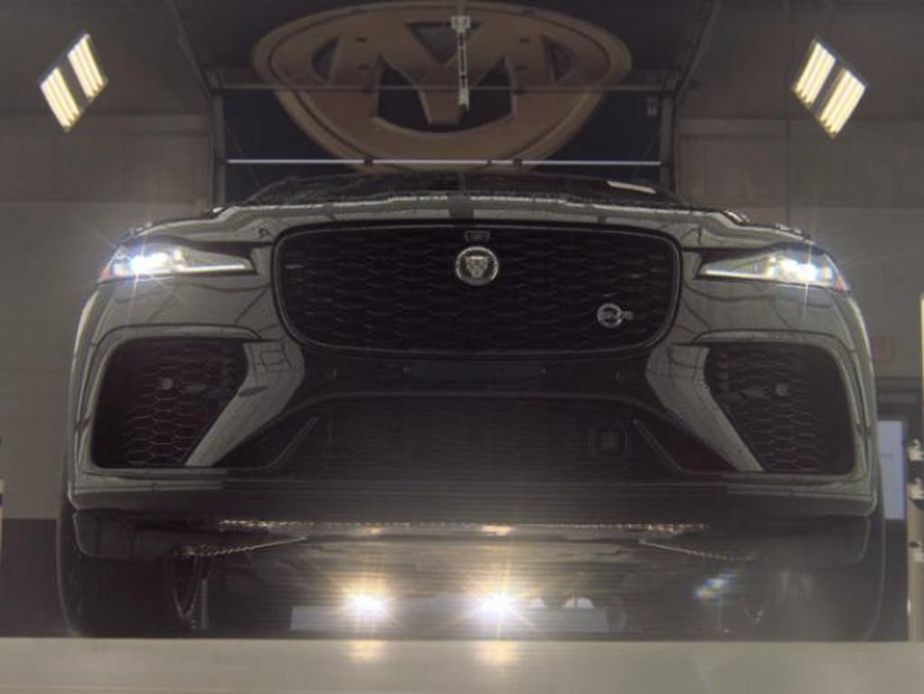 Used 2025 Jaguar F-PACE SVR AWD/4WD image 3