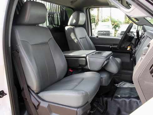 Used 2016 Ford F550 2WD Regular Cab Super Duty image 31