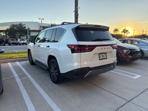 Used 2022 Lexus LX 600 4WD w/ Premium Package image 7