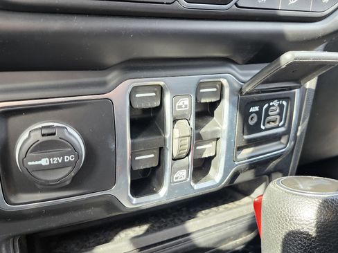 Used 2020 Jeep Wrangler Unlimited Sahara image 30