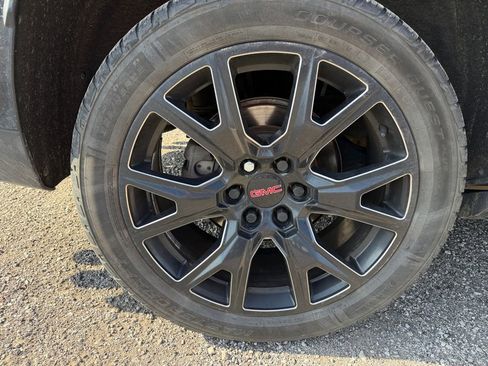 Used 2021 GMC Yukon Denali w/ Denali Premium Package image 10