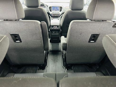 Used 2023 GMC Acadia SLE w/ Driver Convenience Package image 31