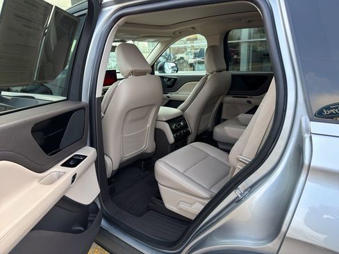Used 2023 Lincoln Aviator AWD w/ Premium Package image 14