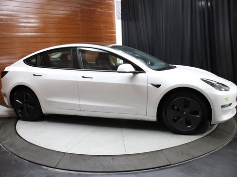 Used 2023 Tesla Model 3 Standard Range image 9