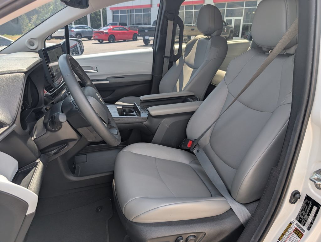 Used 2025 Toyota Sienna XLE w/ XLE Plus Package FWD image 11